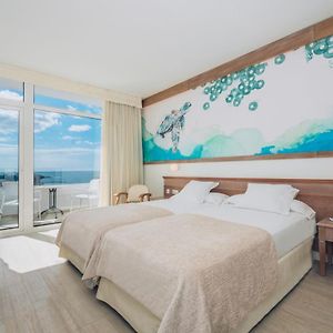 Zimmer mit Kingsize-Bett